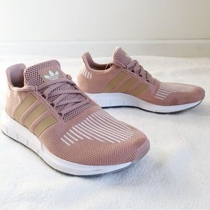 Adidas Swift Run Women’s Ashpea & White Sneaker Running Shoe, size 9 Medium